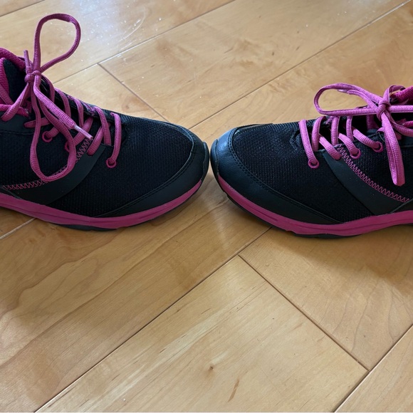 VIONIC | Black and Pink Sneakers with Sporty Design | SIZE 7.5 - Picture 4 of 12